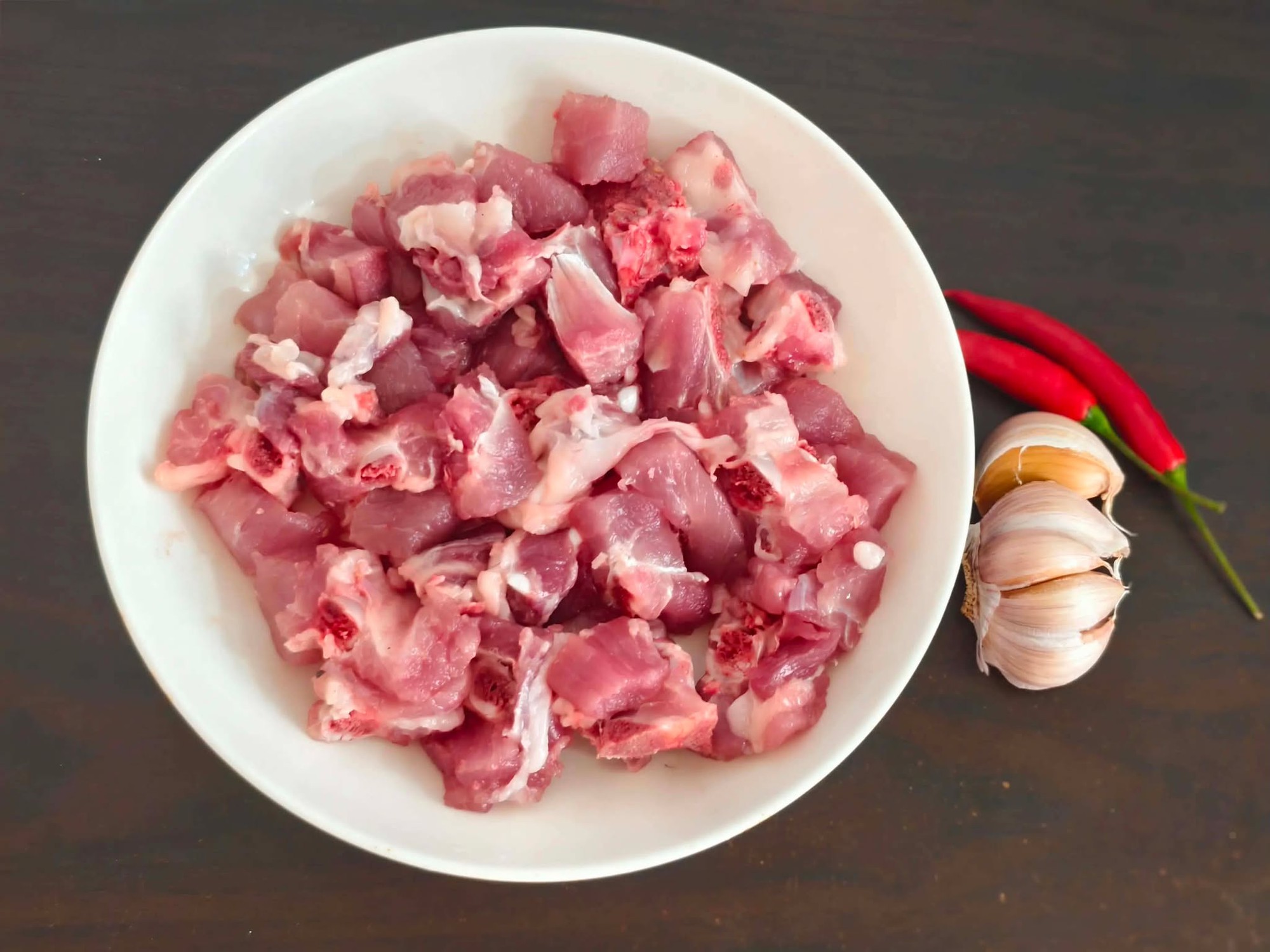 Đừng nướng hay nấu sườn heo chua ngọt nữa, tôi có công thức ướp rồi đem hấp, nhanh mà món ăn siêu ngon- Ảnh 2.