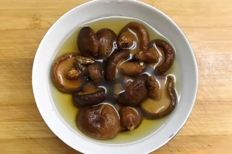 M&oacute;n hấp n&agrave;y gia đ&igrave;nh t&ocirc;i c&oacute; thể ăn 8 lần một tuần m&agrave; kh&ocirc;ng hề ng&aacute;n: Chế biến đơn giản, chỉ 15 ph&uacute;t l&agrave; xong- Ảnh 2.