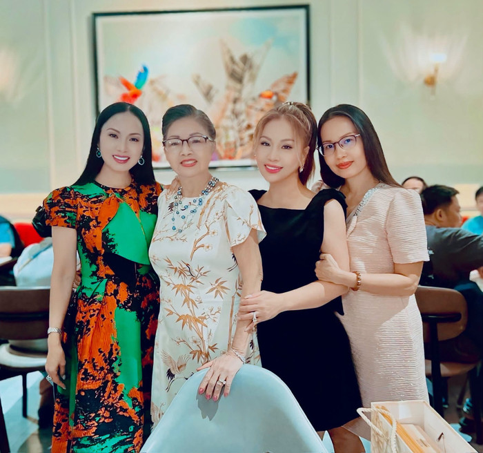 Tuấn Hưng tan chảy trước con g&aacute;i , Diệp L&acirc;m Anh rạng rỡ b&ecirc;n hoa hồng - Ảnh 5.