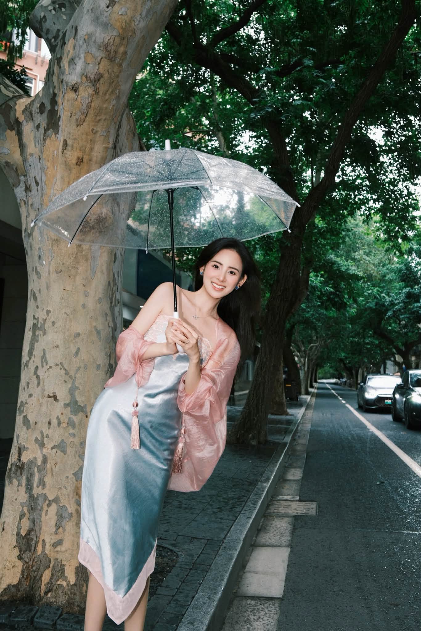 Bộ ảnh ng&agrave;y mưa của Hương Li&ecirc;n g&acirc;y sốt với vẻ đẹp thu h&uacute;t năm 2026 - Ảnh 1.