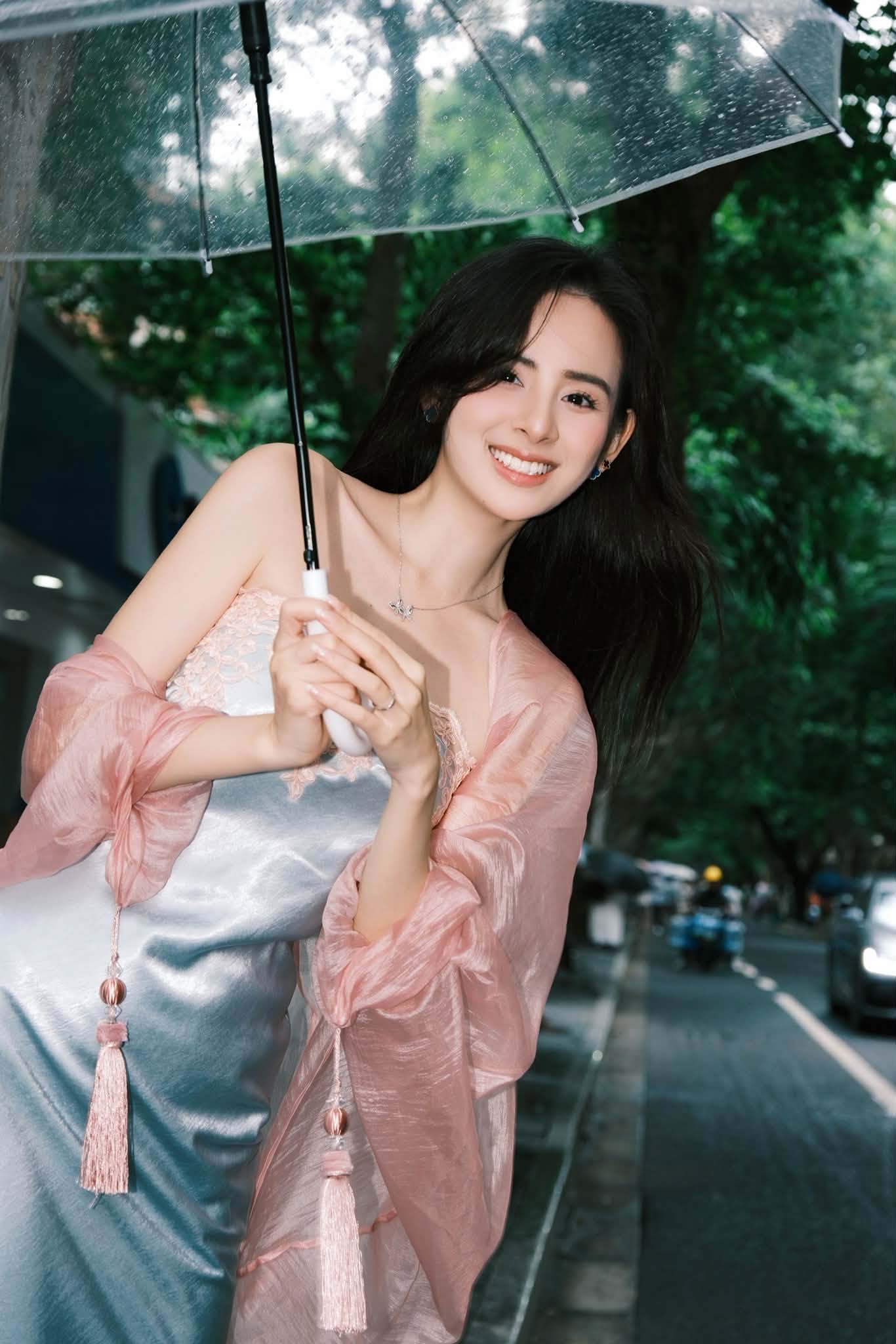 Bộ ảnh ng&agrave;y mưa của Hương Li&ecirc;n g&acirc;y sốt với vẻ đẹp thu h&uacute;t năm 2026 - Ảnh 2.