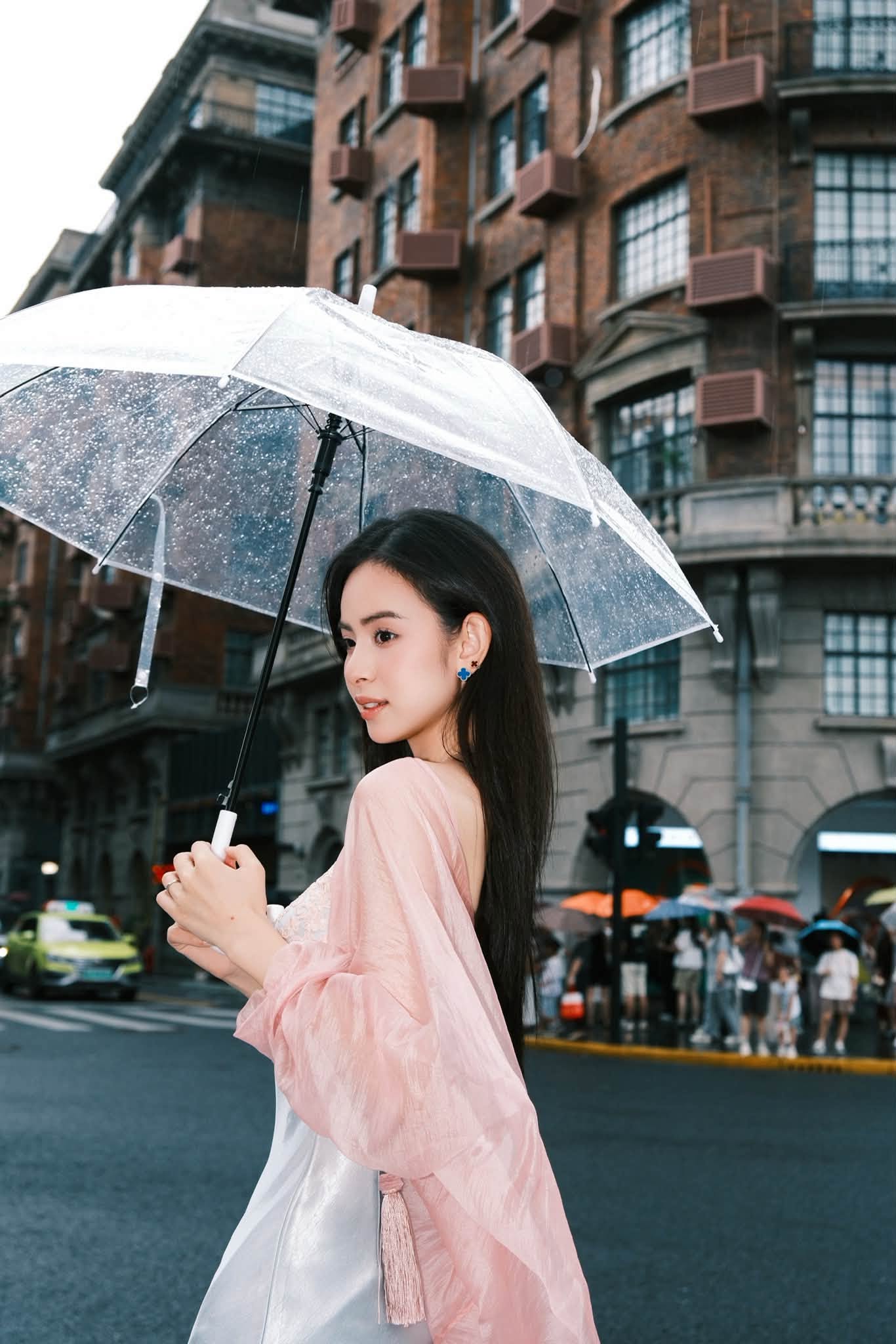 Bộ ảnh ng&agrave;y mưa của Hương Li&ecirc;n g&acirc;y sốt với vẻ đẹp thu h&uacute;t năm 2026 - Ảnh 5.