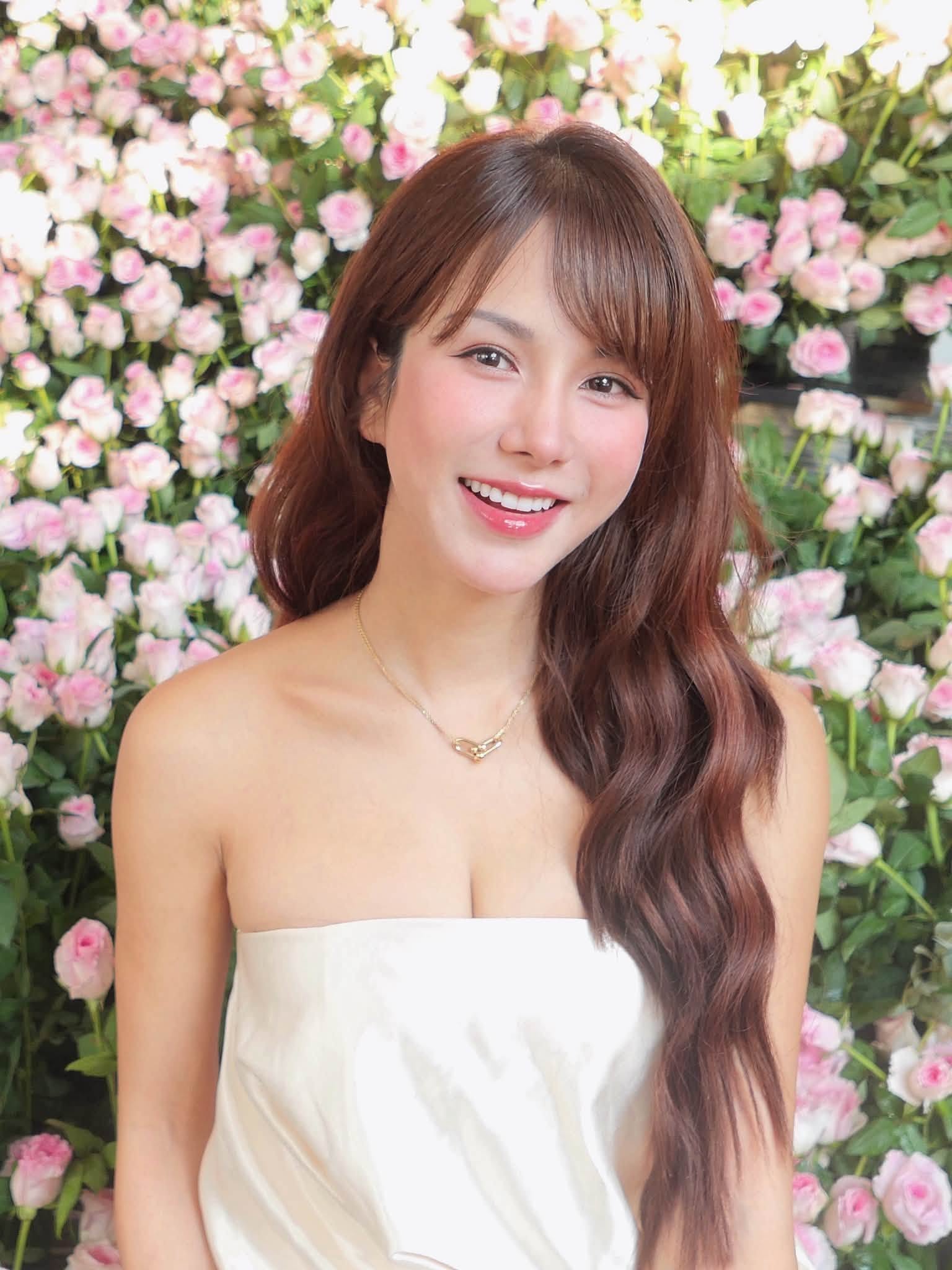 Tuấn Hưng tan chảy trước con g&aacute;i , Diệp L&acirc;m Anh rạng rỡ b&ecirc;n hoa hồng - Ảnh 1.