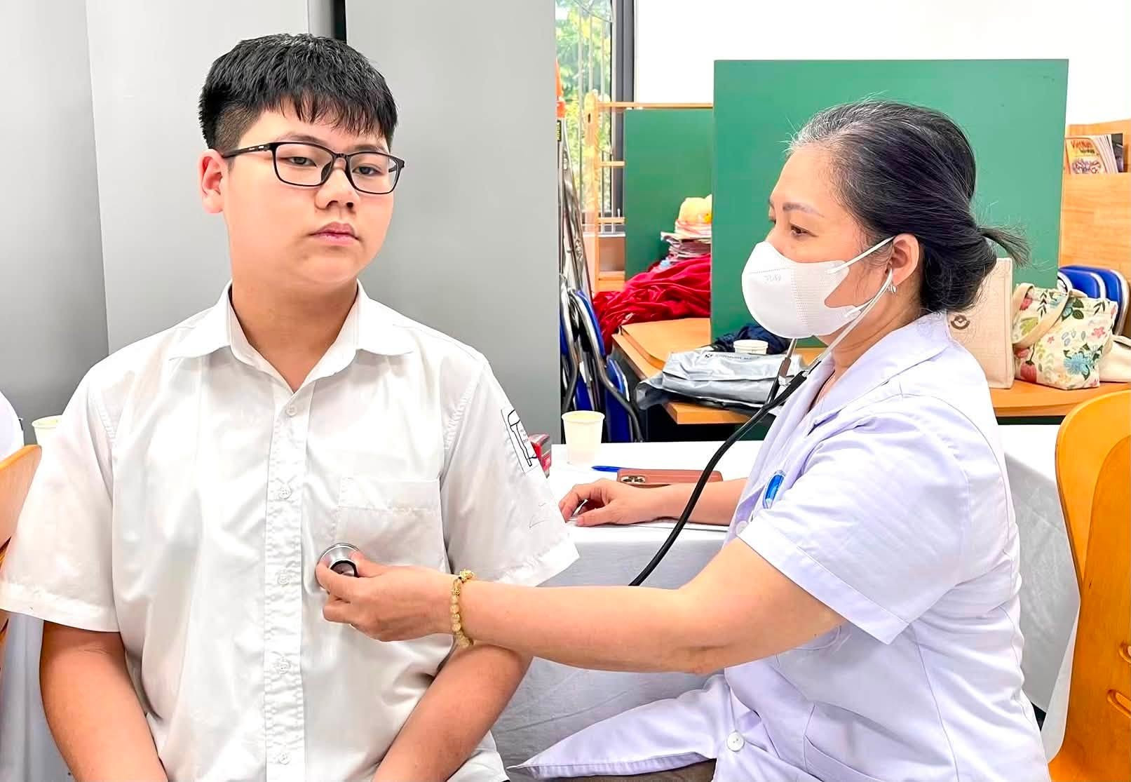 Kh&aacute;m sức khỏe tổng qu&aacute;t miễn ph&iacute; cho học sinh H&agrave; Nội trước năm học mới 2026 - Ảnh 4.