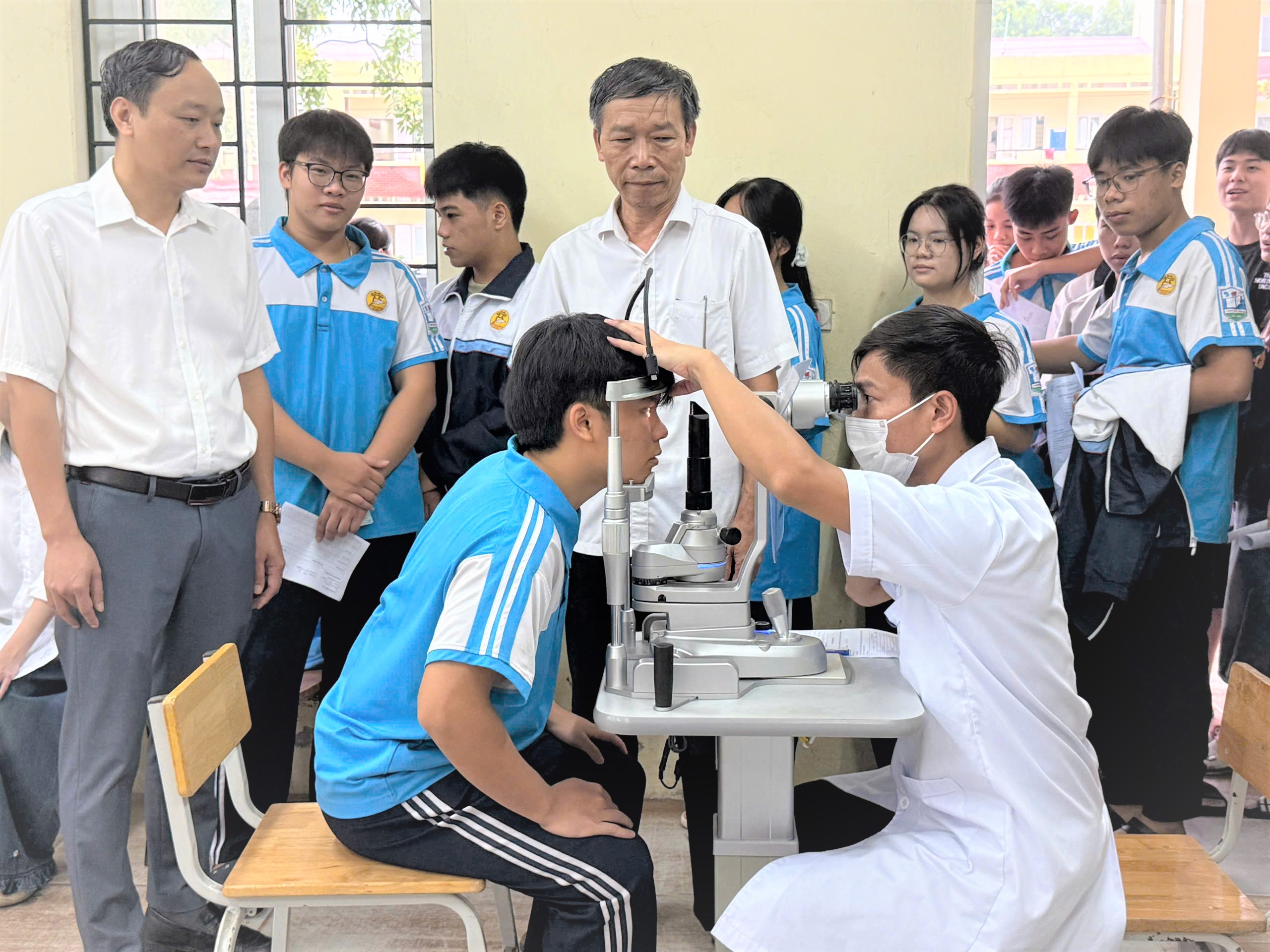 Kh&aacute;m sức khỏe tổng qu&aacute;t miễn ph&iacute; cho học sinh H&agrave; Nội trước năm học mới 2026 - Ảnh 3.