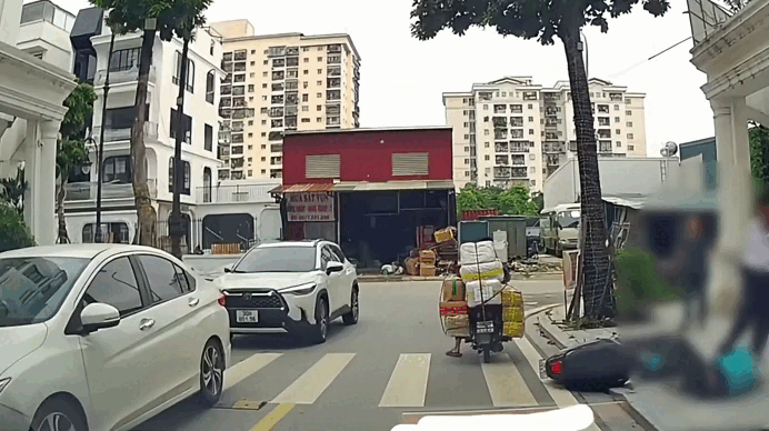 Hà Nội: Tài xế xe công nghệ bị bảo vệ hành hung dã man ngay cổng khu đô thị - Ảnh 1.