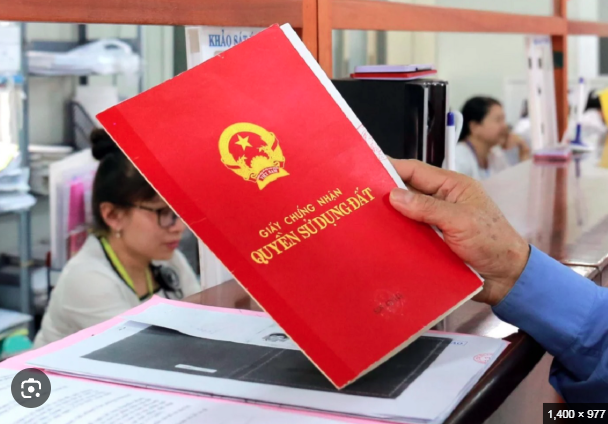 Tin s&aacute;ng 26/8: Từ 31/8, chậm sang t&ecirc;n sổ đỏ c&oacute; thể bị phạt tới 6 triệu đồng; Th&ocirc;ng b&aacute;o mới về việc nhận trợ cấp hằng th&aacute;ng cho người chưa đủ điều kiện hưởng lương hưu - Ảnh 1.