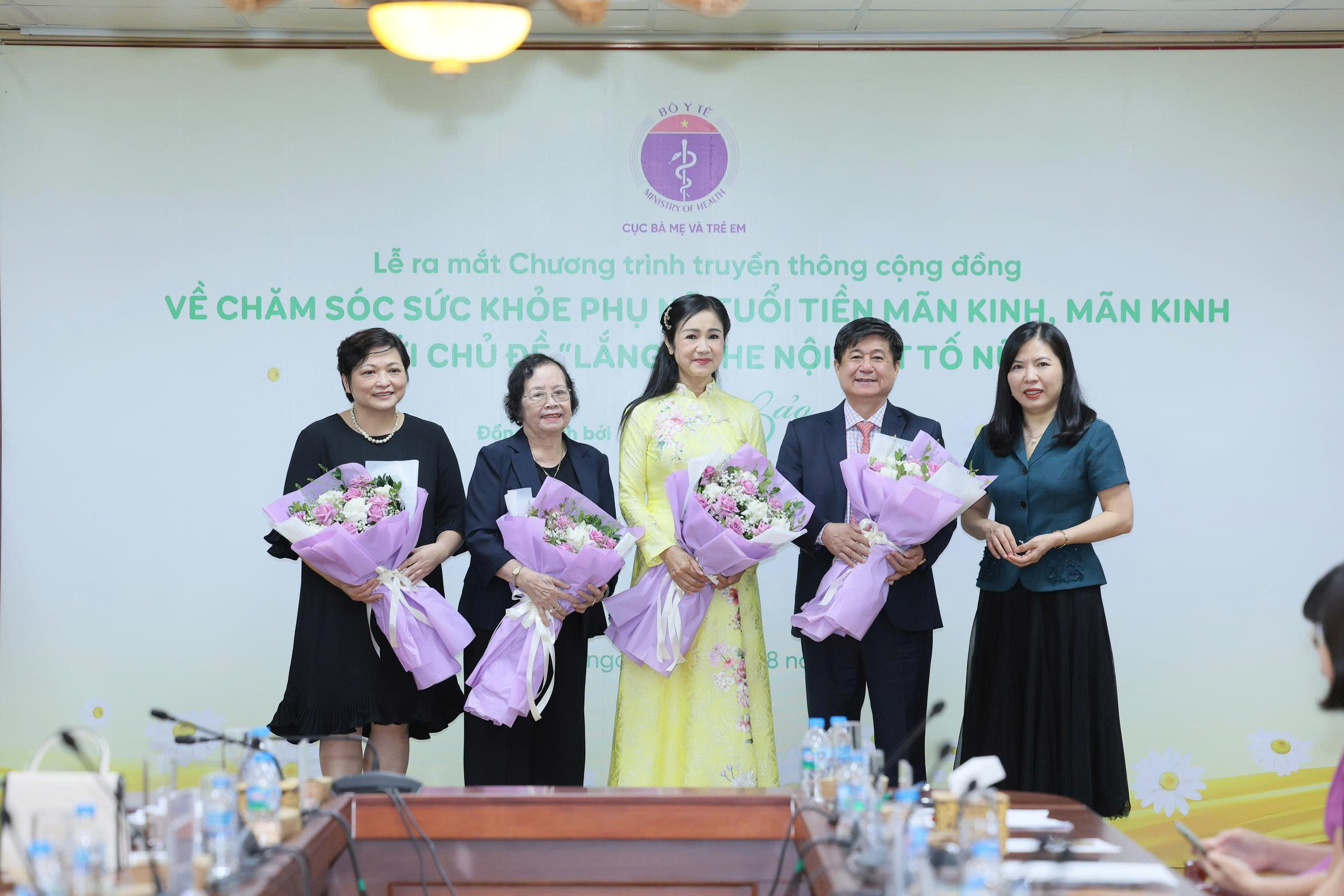 NSND Thu Hà và bài học sau thói quen 'ai cho gì cũng uống': Phụ nữ cần thận trọng khi dùng thuốc, bổ sung nội tiết - Ảnh 2.