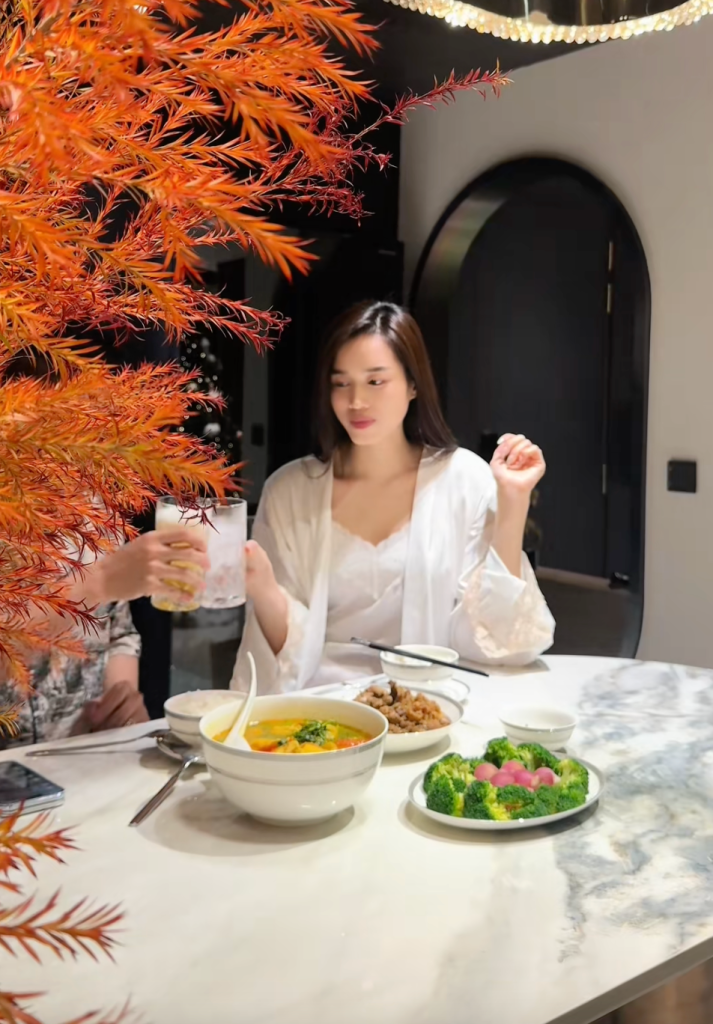 Cơm nh&agrave; Đỗ Thị H&agrave; v&agrave; Nguyễn Viết Vương: Bữa ăn giản dị m&agrave; ấm &aacute;p - Ảnh 1.