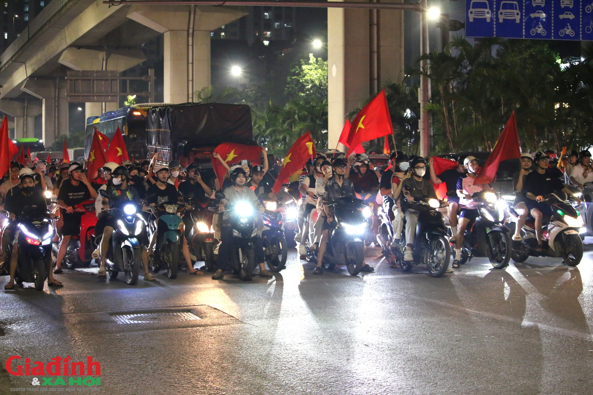 H&agrave; Nội rực rỡ sắc đỏ ăn mừng chiến thắng đội tuyển Việt Nam tại ASEAN Cup 2026 - Ảnh 2.