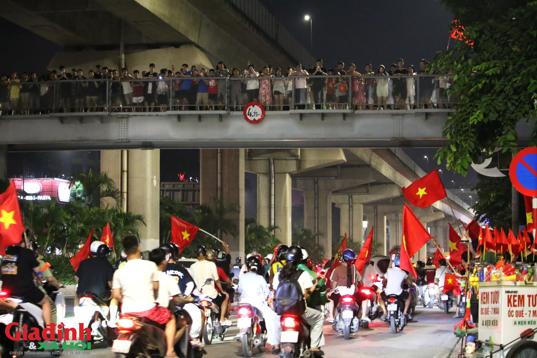 H&agrave; Nội rực rỡ sắc đỏ ăn mừng chiến thắng đội tuyển Việt Nam tại ASEAN Cup 2026 - Ảnh 9.