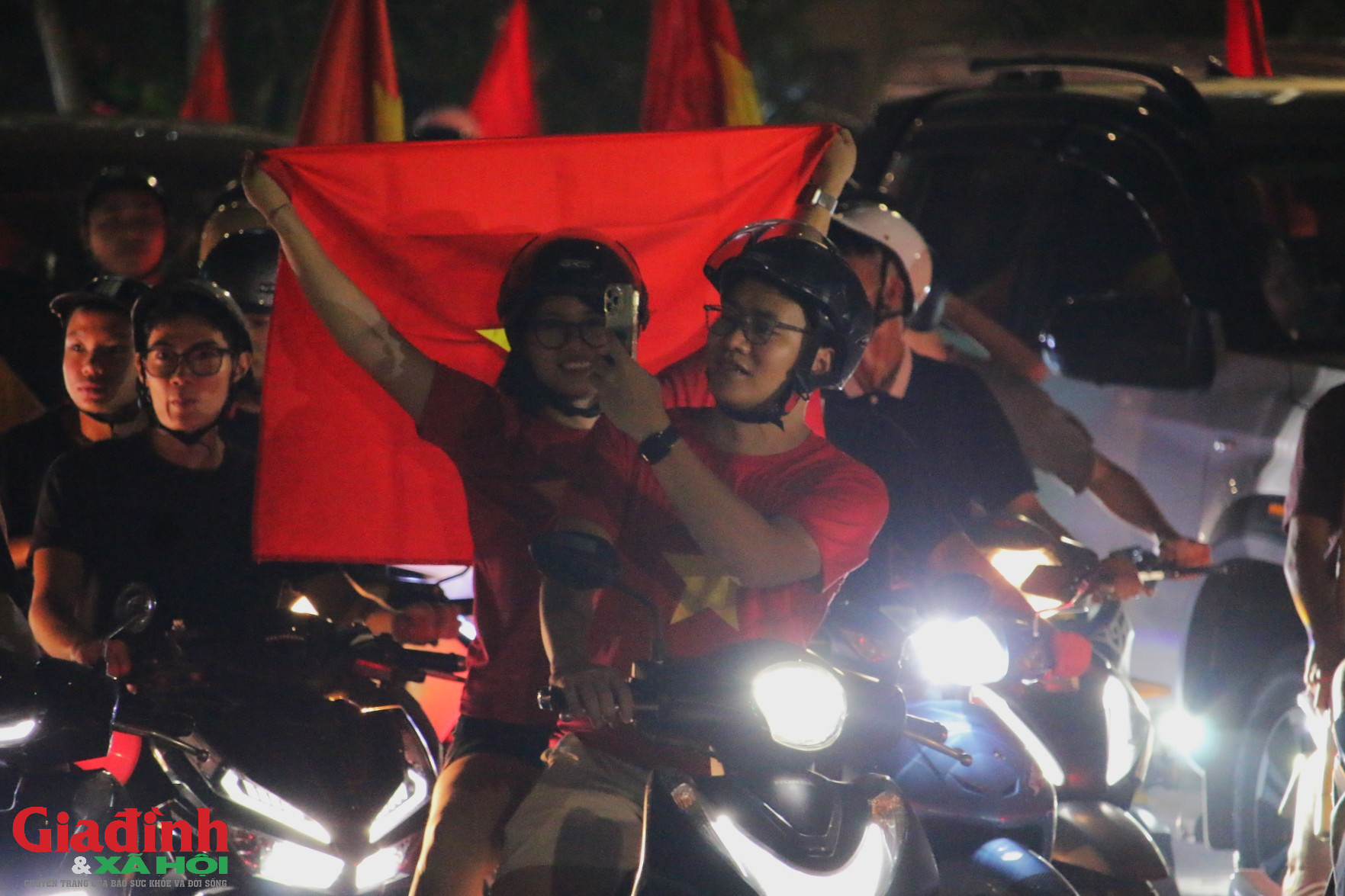 H&agrave; Nội rực rỡ sắc đỏ ăn mừng chiến thắng đội tuyển Việt Nam tại ASEAN Cup 2026 - Ảnh 13.
