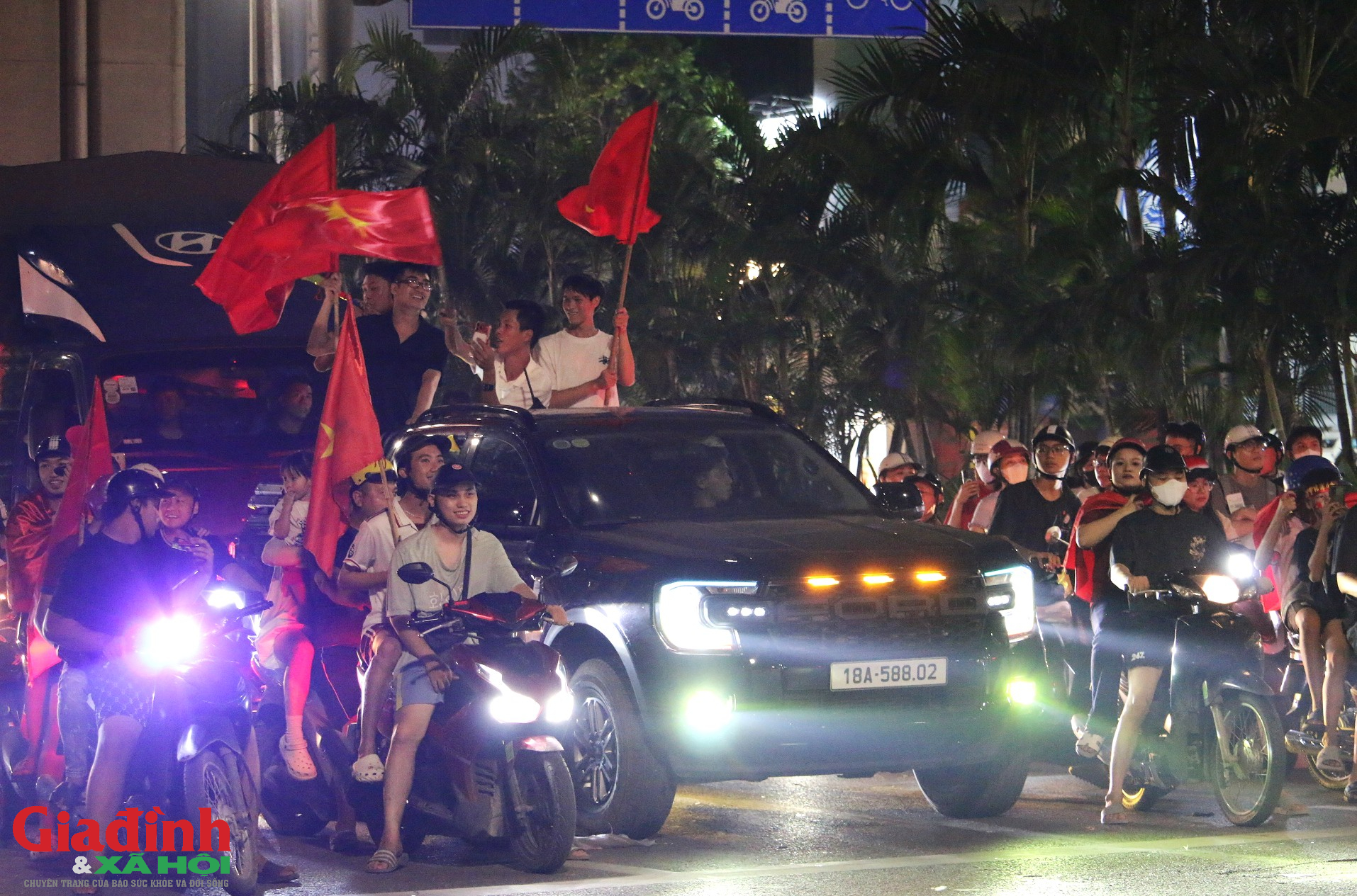 H&agrave; Nội rực rỡ sắc đỏ ăn mừng chiến thắng đội tuyển Việt Nam tại ASEAN Cup 2026 - Ảnh 14.