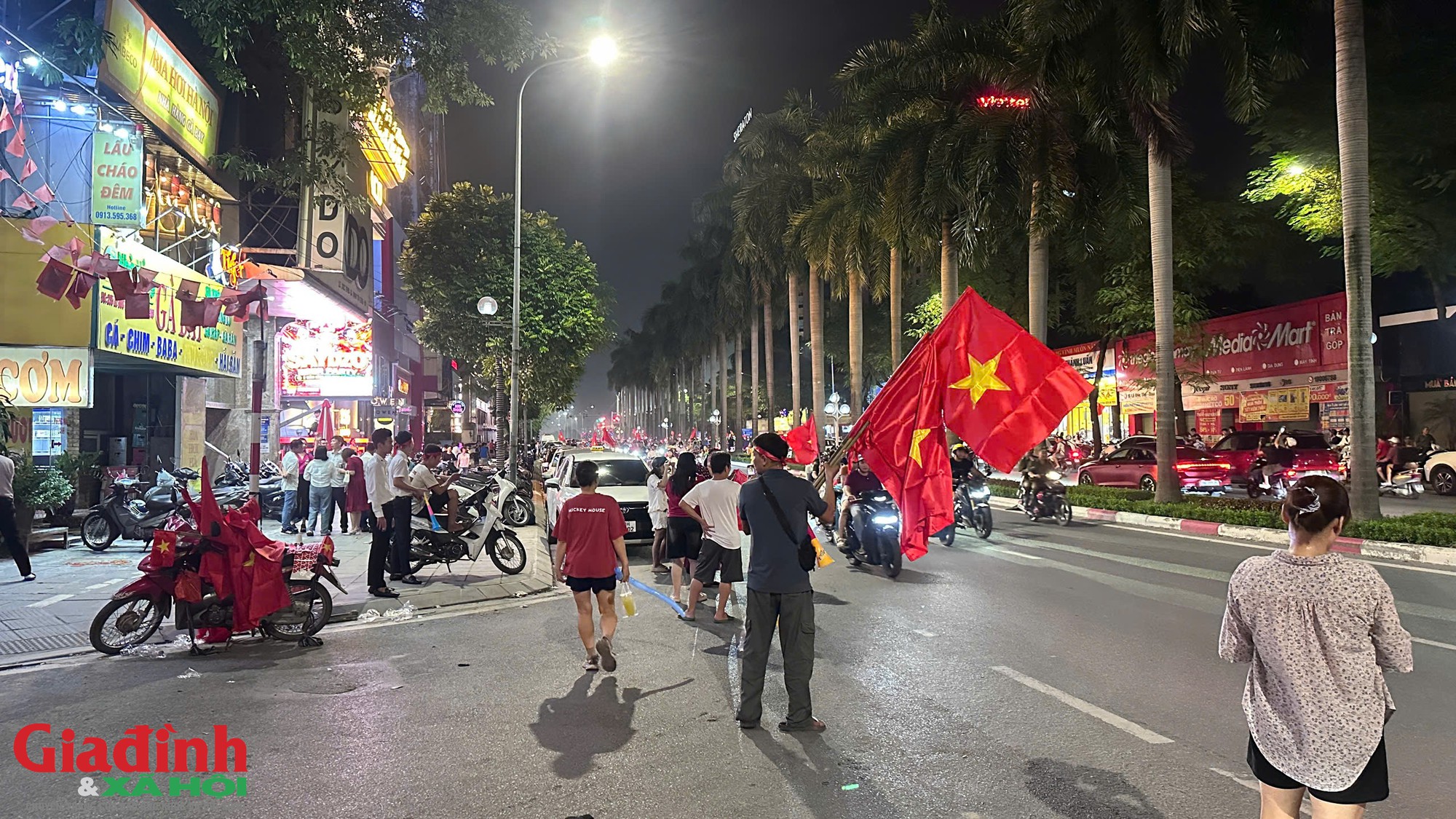 H&agrave; Nội rực rỡ sắc đỏ ăn mừng chiến thắng đội tuyển Việt Nam tại ASEAN Cup 2026 - Ảnh 3.