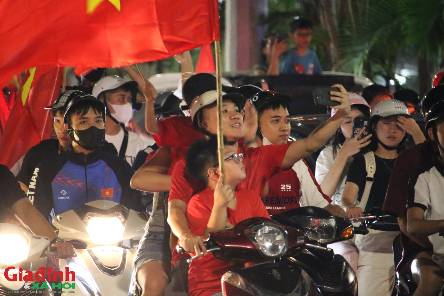 H&agrave; Nội rực rỡ sắc đỏ ăn mừng chiến thắng đội tuyển Việt Nam tại ASEAN Cup 2026 - Ảnh 12.