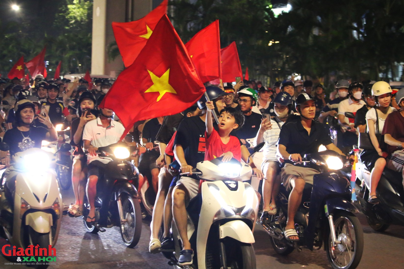 H&agrave; Nội rực rỡ sắc đỏ ăn mừng chiến thắng đội tuyển Việt Nam tại ASEAN Cup 2026 - Ảnh 7.
