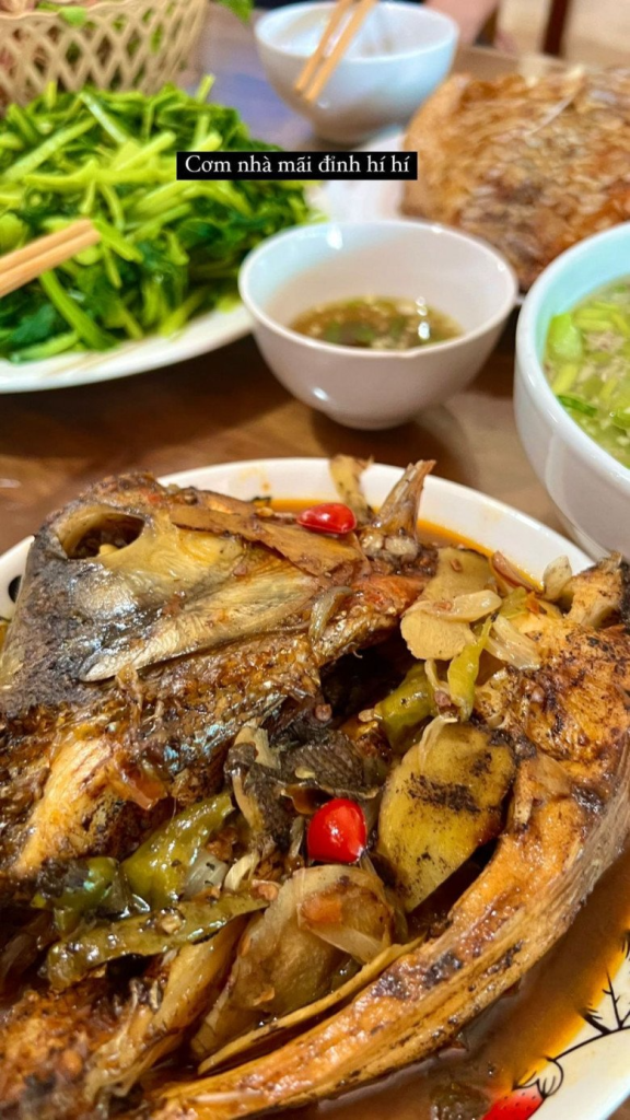 Cơm nh&agrave; Đỗ Thị H&agrave; v&agrave; Nguyễn Viết Vương: Bữa ăn giản dị m&agrave; ấm &aacute;p - Ảnh 2.