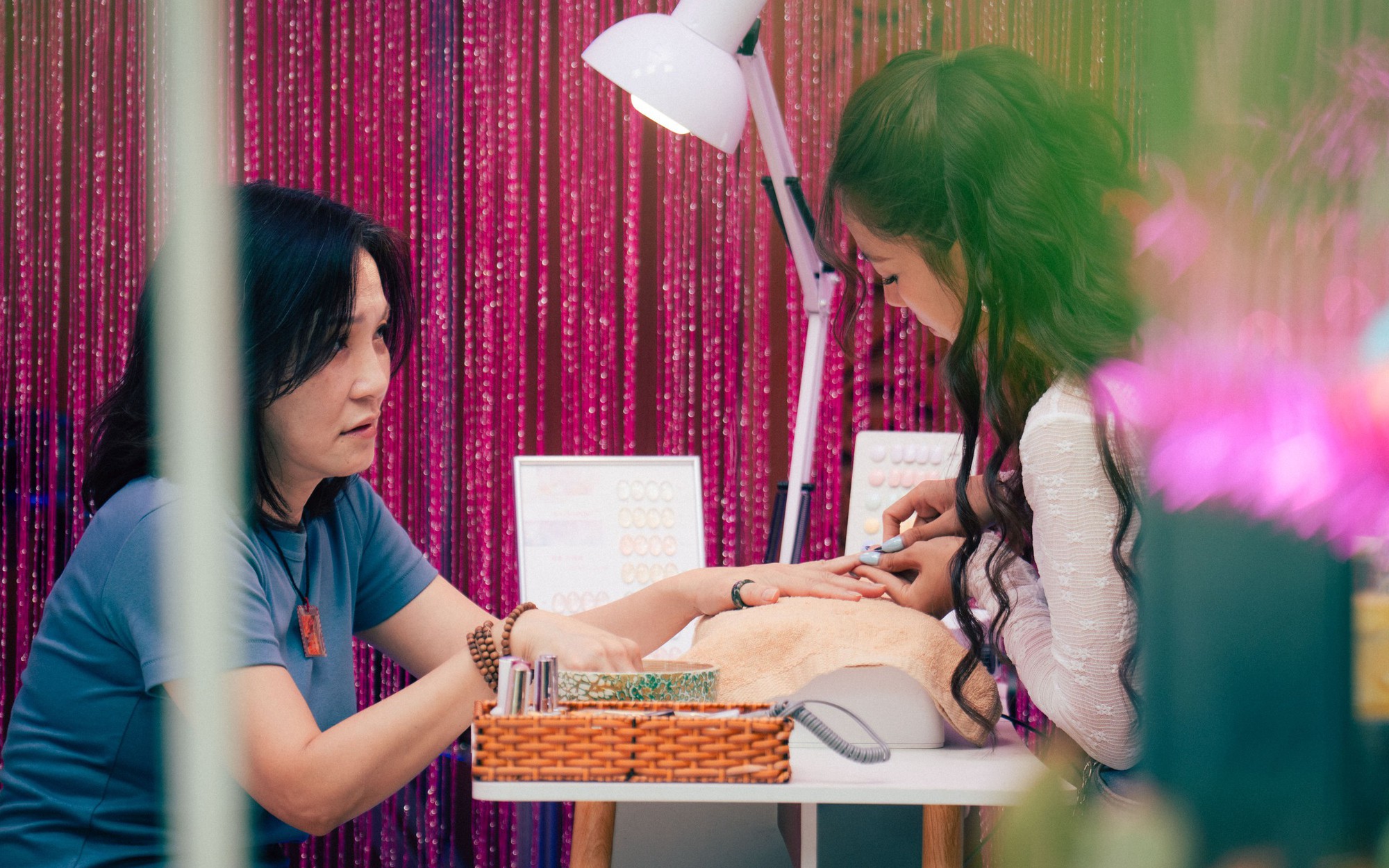 Cô Hồng lái đò phim 'Mưa đỏ' giờ ra sao? - Ảnh 1.