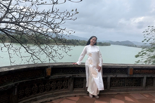 NSƯT L&ecirc; Vi v&agrave; quan điểm về h&ocirc;n nh&acirc;n: 'T&ocirc;i lu&ocirc;n coi trọng v&agrave; g&igrave;n giữ những gi&aacute; trị tốt đẹp được bền vững' - Ảnh 4.