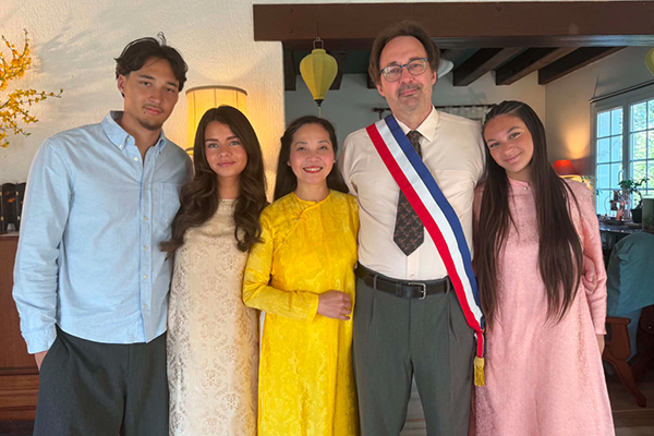 NSƯT L&ecirc; Vi v&agrave; quan điểm về h&ocirc;n nh&acirc;n: 'T&ocirc;i lu&ocirc;n coi trọng v&agrave; g&igrave;n giữ những gi&aacute; trị tốt đẹp được bền vững' - Ảnh 8.