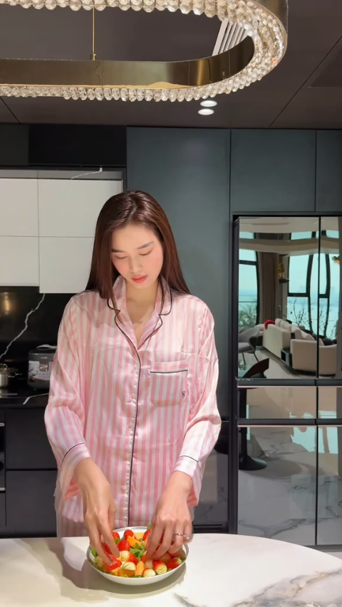 Cơm nh&agrave; Đỗ Thị H&agrave; v&agrave; Nguyễn Viết Vương: Bữa ăn giản dị m&agrave; ấm &aacute;p - Ảnh 8.