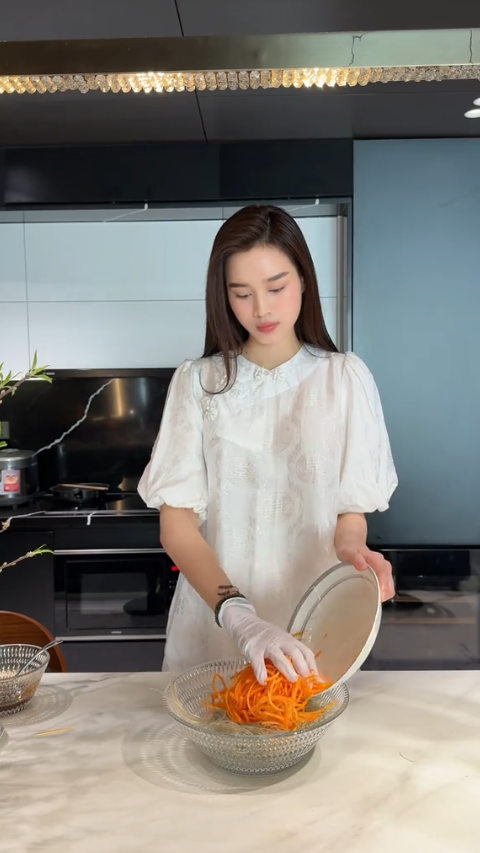Cơm nh&agrave; Đỗ Thị H&agrave; v&agrave; Nguyễn Viết Vương: Bữa ăn giản dị m&agrave; ấm &aacute;p - Ảnh 4.