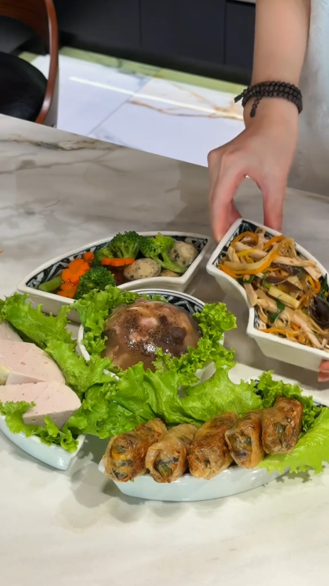 Cơm nh&agrave; Đỗ Thị H&agrave; v&agrave; Nguyễn Viết Vương: Bữa ăn giản dị m&agrave; ấm &aacute;p - Ảnh 6.