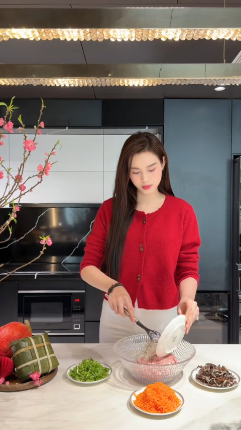 Cơm nh&agrave; Đỗ Thị H&agrave; v&agrave; Nguyễn Viết Vương: Bữa ăn giản dị m&agrave; ấm &aacute;p - Ảnh 5.