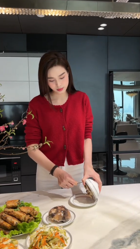 Cơm nh&agrave; Đỗ Thị H&agrave; v&agrave; Nguyễn Viết Vương: Bữa ăn giản dị m&agrave; ấm &aacute;p - Ảnh 7.
