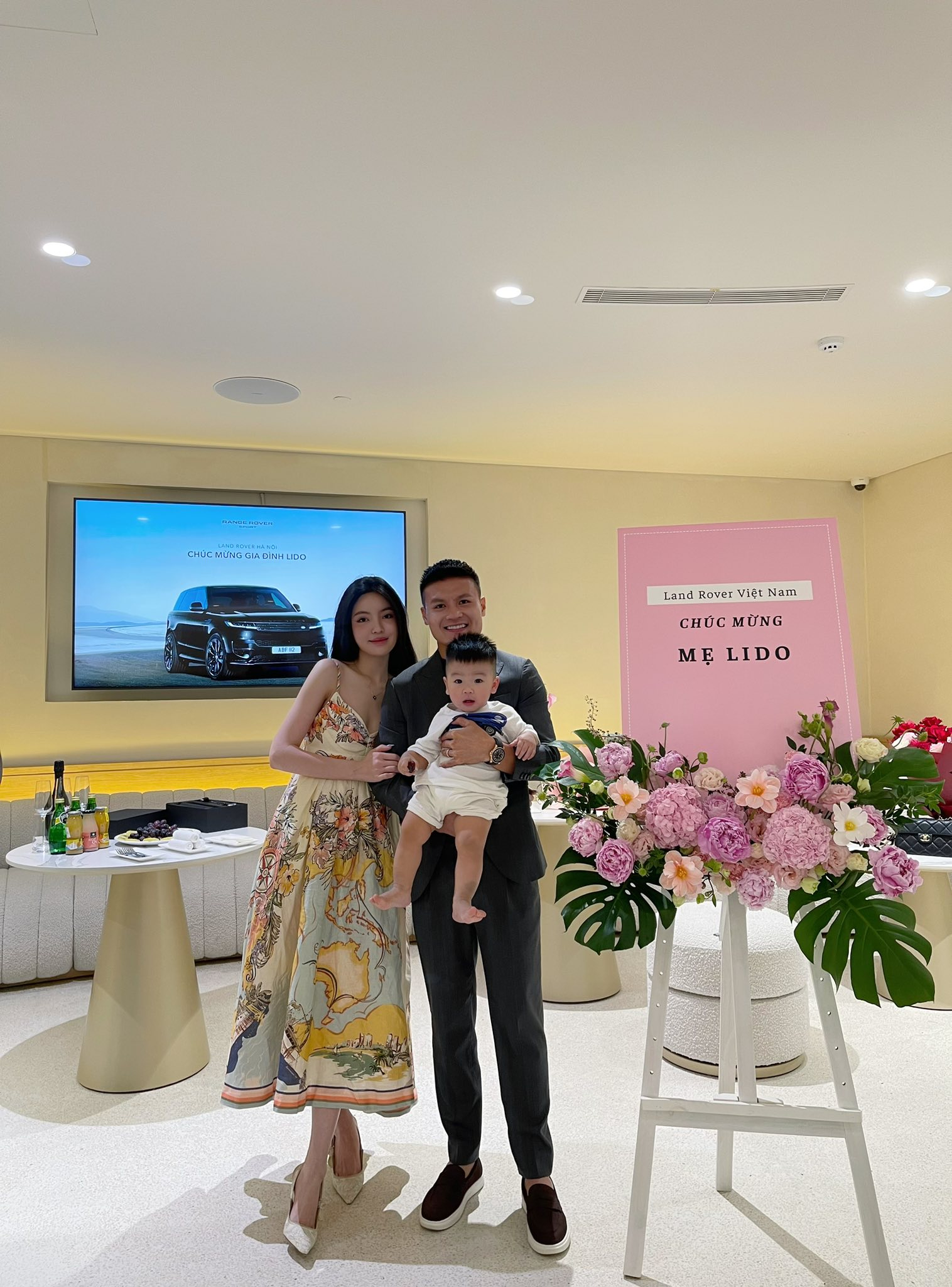 'Soi' khối t&agrave;i sản của vợ chồng cầu thủ duy nhất 3 lần v&ocirc; địch Đ&ocirc;ng Nam &Aacute;, từng tặng vợ Range Rover 8 tỷ, kẹp t&oacute;c 5 triệu v&agrave; nhiều đồ gi&aacute; trị - Ảnh 3.