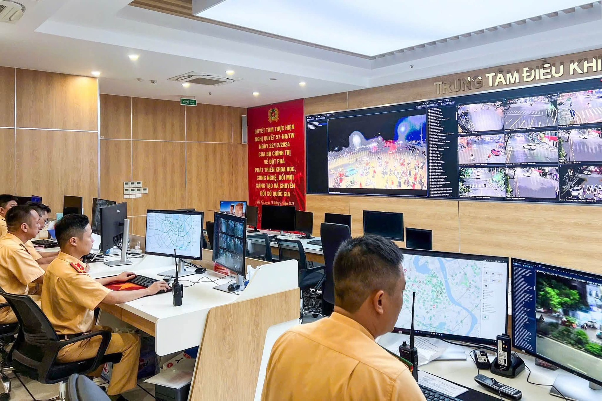 Công an Hà Nội đảm bảo an ninh trong biển người ăn mừng chiến thắng 2026 - Ảnh 1.