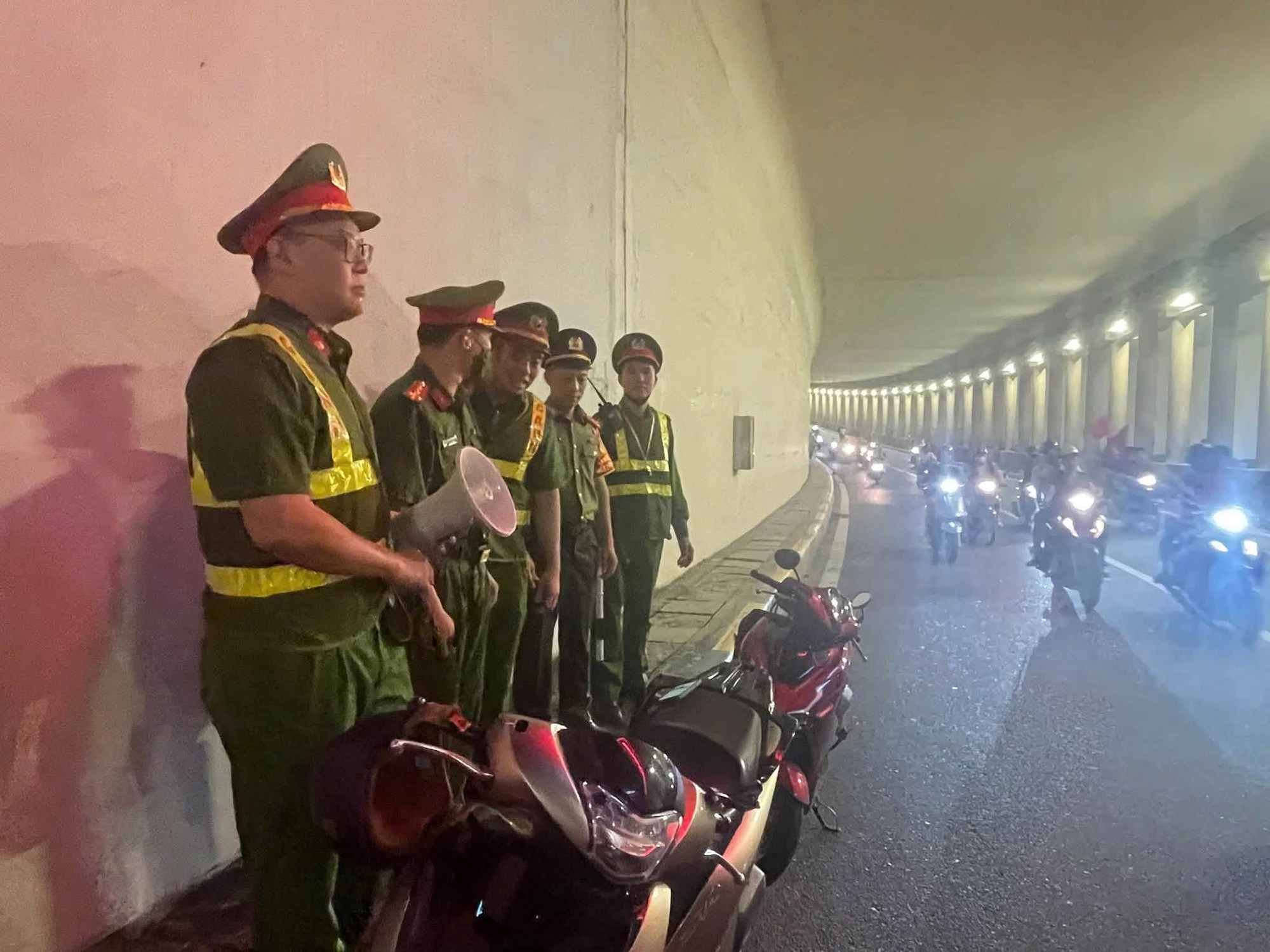 Công an Hà Nội đảm bảo an ninh trong biển người ăn mừng chiến thắng 2026 - Ảnh 2.