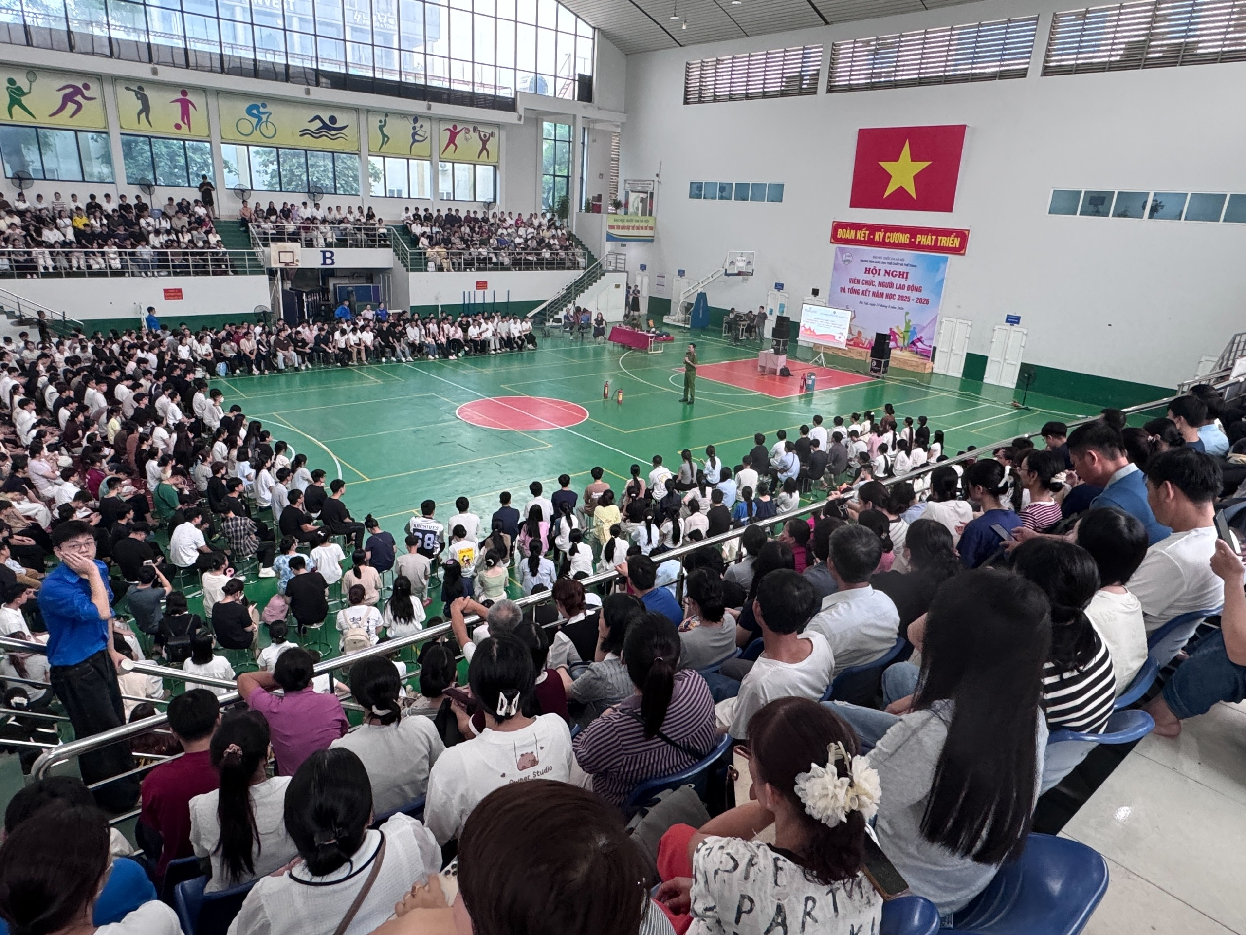 750 tân sinh viên Đại học Y Dược được tập huấn kỹ năng sơ cấp cứu, phòng cháy chữa cháy 1 750 tân sinh viên Đại học Y Dược được tập huấn kỹ năng sơ cấp cứu, phòng cháy chữa cháy - Ảnh 1.