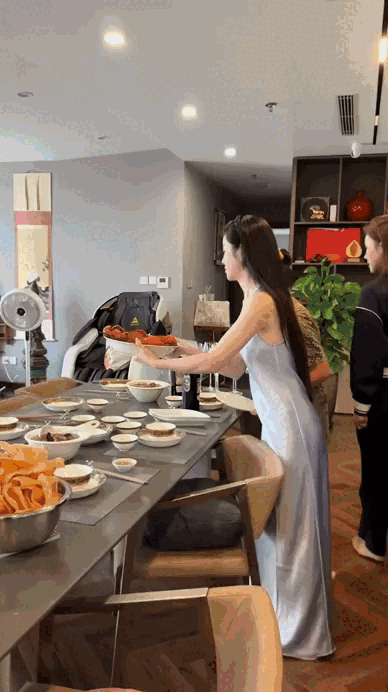 'Soi' khối t&agrave;i sản của vợ chồng cầu thủ duy nhất 3 lần v&ocirc; địch Đ&ocirc;ng Nam &Aacute;, từng tặng vợ Range Rover 8 tỷ, kẹp t&oacute;c 5 triệu v&agrave; nhiều đồ gi&aacute; trị - Ảnh 8.