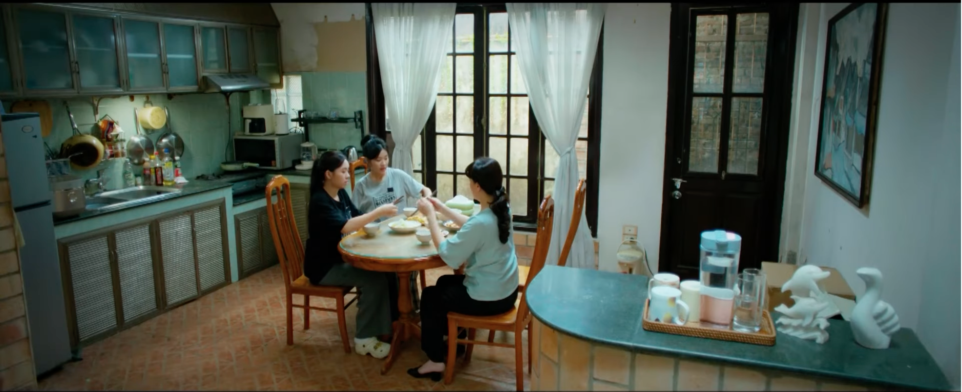 Kh&aacute;nh bị bắt khi Phương chuẩn bị du học: Rắc rối với long vũ - Ảnh 2.