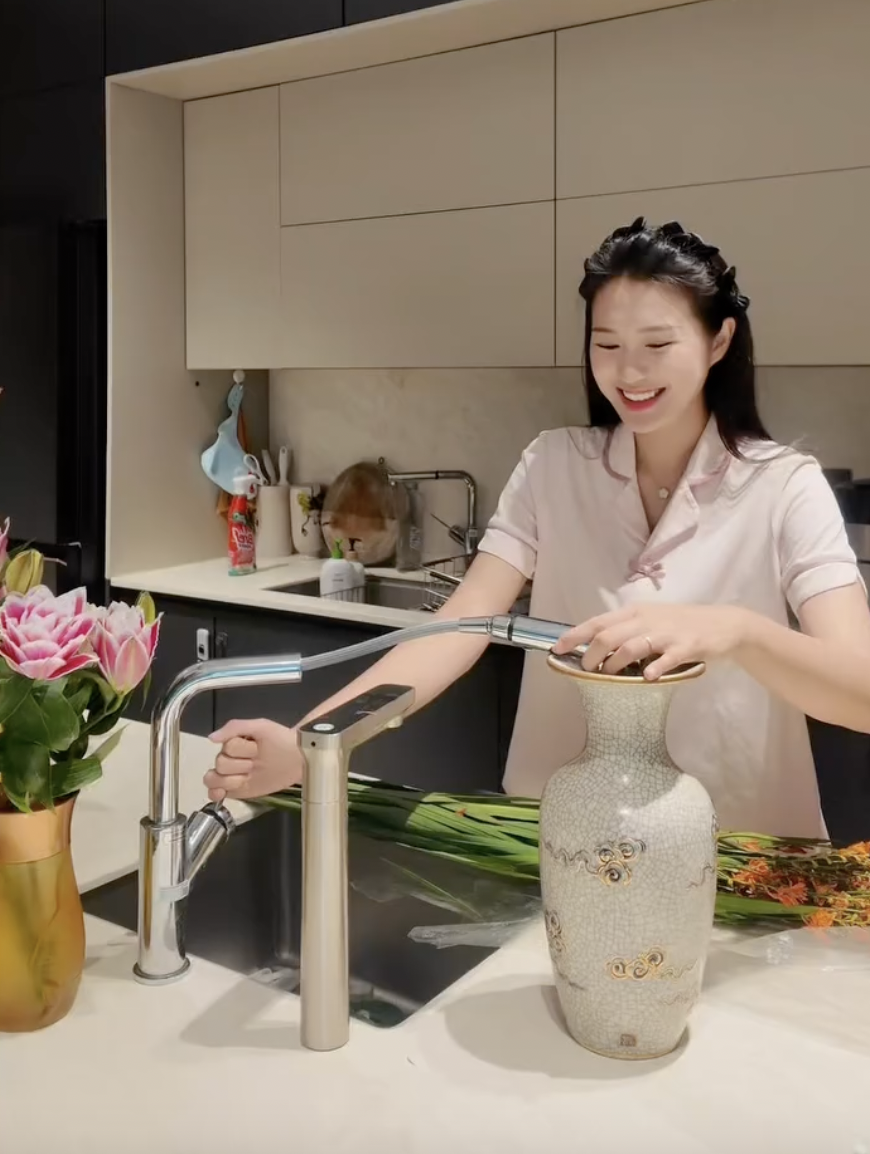 Cuộc sống nhung lụa của Do&atilde;n Hải My v&agrave; Ng&ocirc; Tố Uy&ecirc;n trong biệt thự bạc tỷ - Ảnh 1.