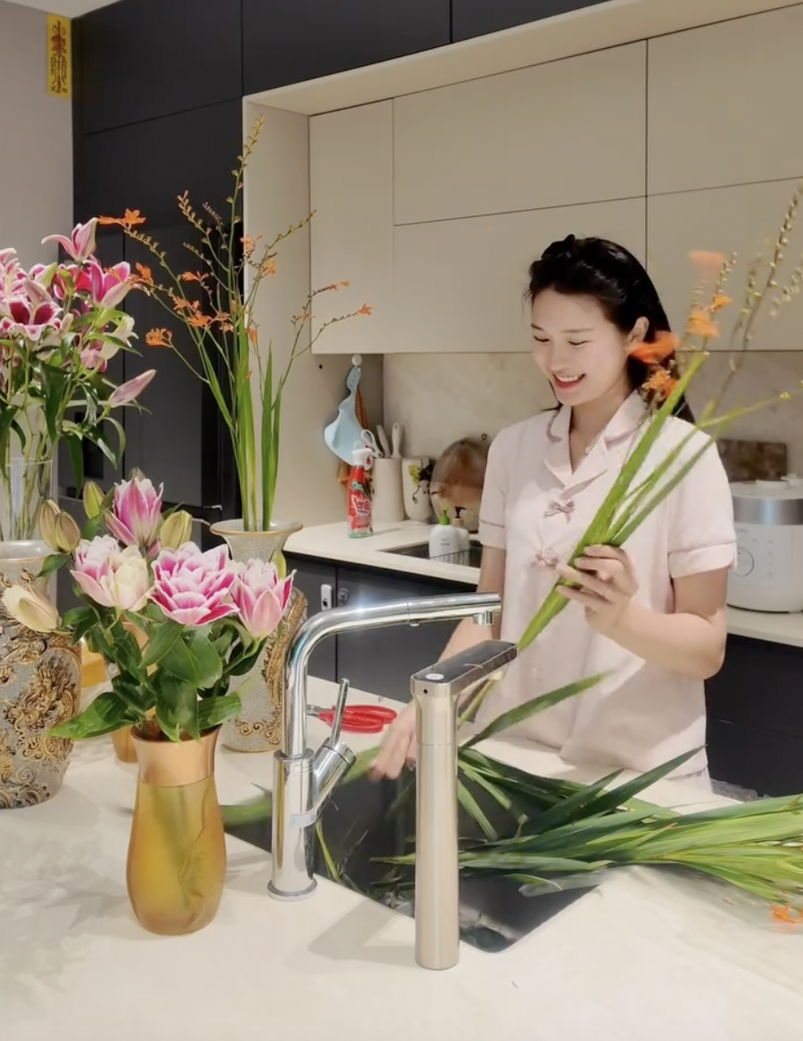 Cuộc sống nhung lụa của Do&atilde;n Hải My v&agrave; Ng&ocirc; Tố Uy&ecirc;n trong biệt thự bạc tỷ - Ảnh 2.