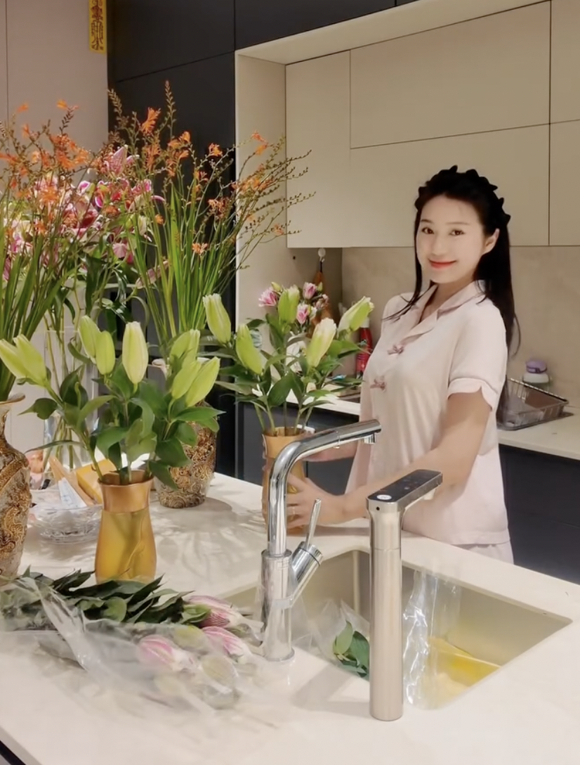 Cuộc sống nhung lụa của Do&atilde;n Hải My v&agrave; Ng&ocirc; Tố Uy&ecirc;n trong biệt thự bạc tỷ - Ảnh 3.