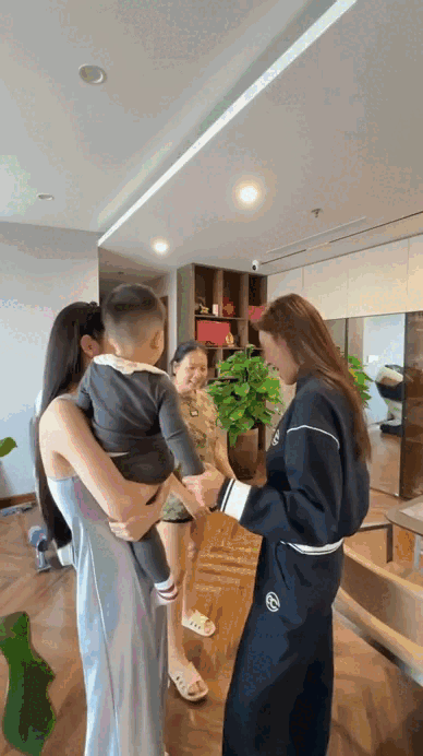 'Soi' khối t&agrave;i sản của vợ chồng cầu thủ duy nhất 3 lần v&ocirc; địch Đ&ocirc;ng Nam &Aacute;, từng tặng vợ Range Rover 8 tỷ, kẹp t&oacute;c 5 triệu v&agrave; nhiều đồ gi&aacute; trị - Ảnh 7.