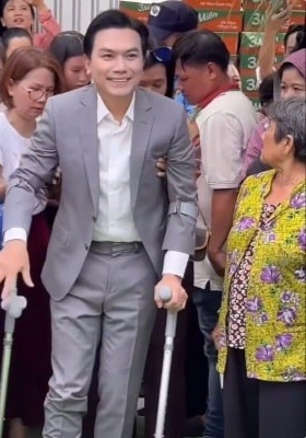Ca sĩ Mạnh Quỳnh chống nạng xuất hiện tại ch&ugrave;a Thanh Sơn sau chấn thương 2026 - Ảnh 2.