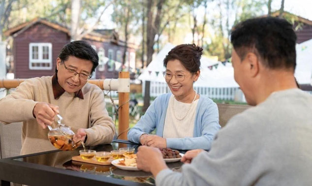 Về hưu, cụ b&agrave; ti&ecirc;u sạch tiền lương để nu&ocirc;i ch&aacute;u: Thứ nhận lại khiến b&agrave; bật kh&oacute;c - Ảnh 2.