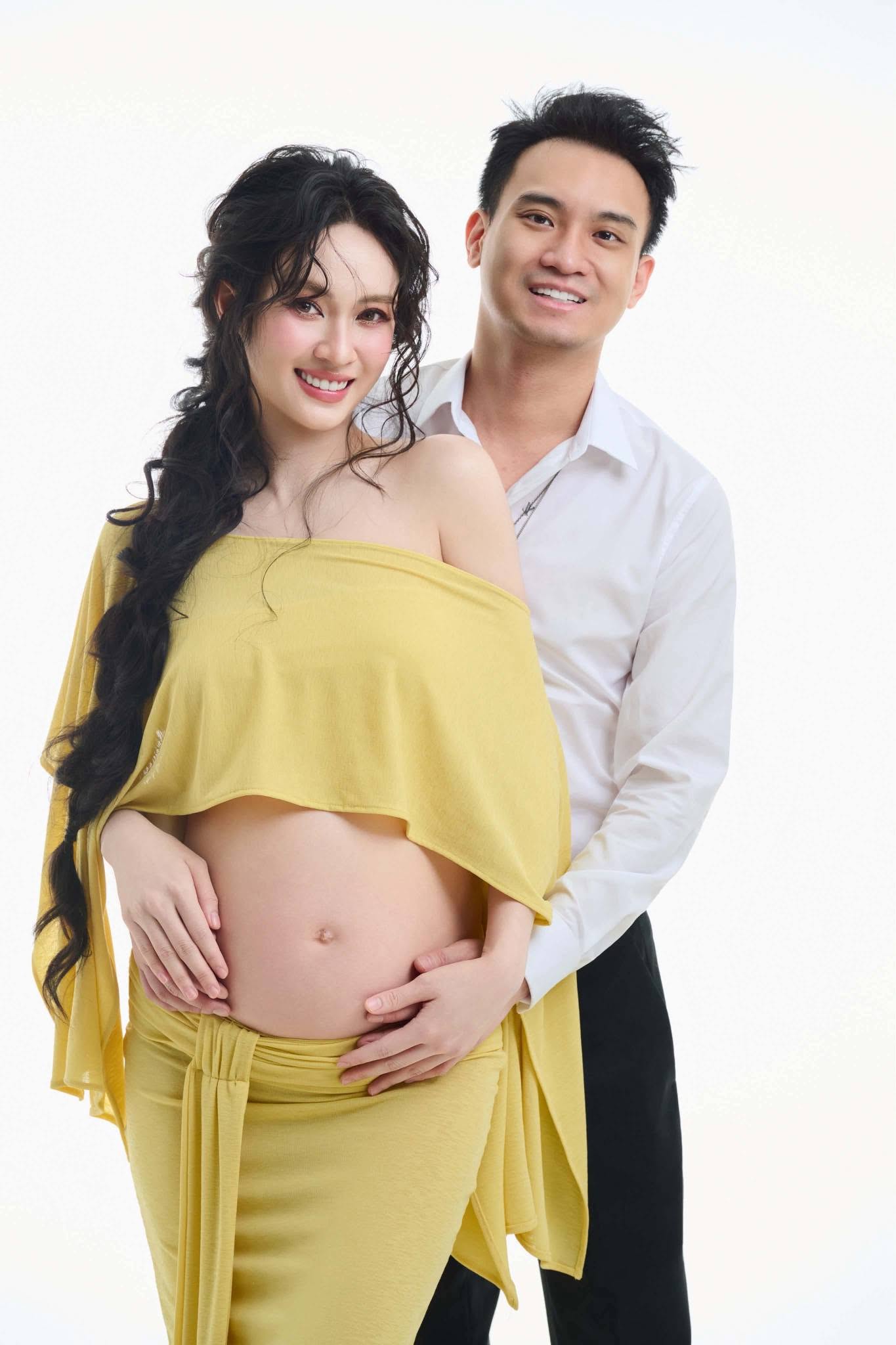 Một năm yêu kín tiếng của Đức Phạm và Vũ thúy Quỳnh chuẩn bị đón con chung - Ảnh 1.