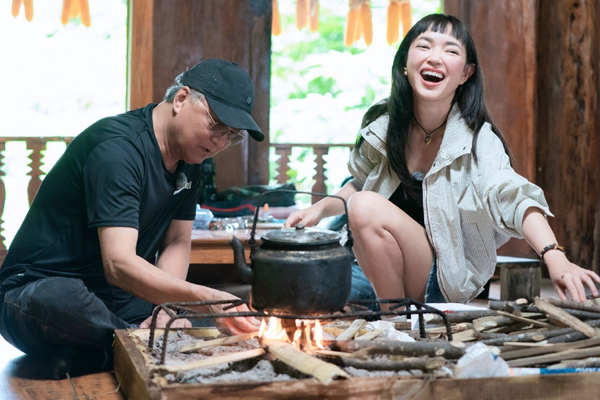 Ch&acirc;u B&ugrave;i v&agrave; bố - Ảnh 1.