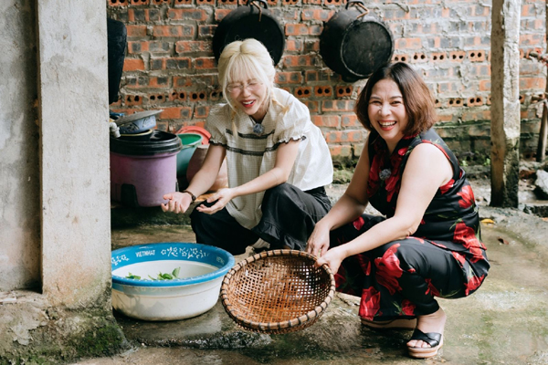 Ch&acirc;u B&ugrave;i v&agrave; bố - Ảnh 2.