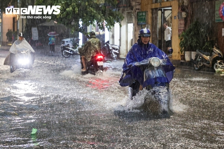 Dự b&aacute;o thời tiết h&ocirc;m nay 29 / 8: Mưa to cục bộ v&agrave; d&ocirc;ng mạnh - Ảnh 1.