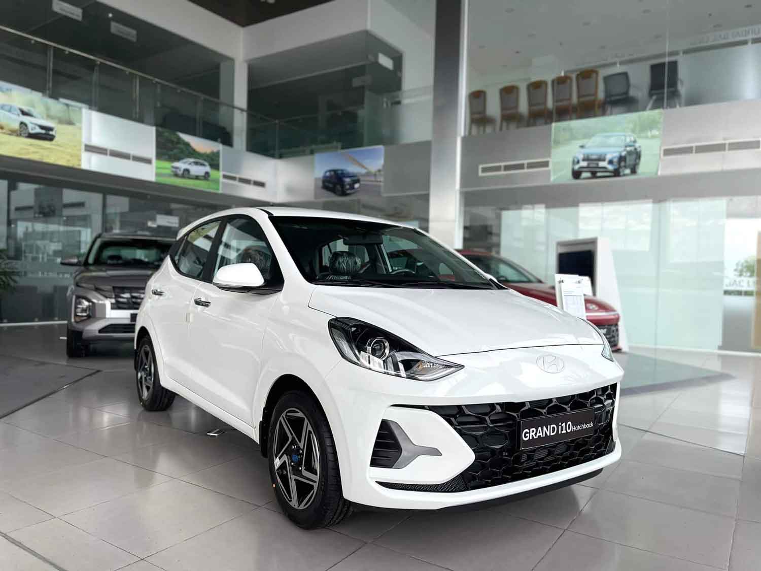 V&igrave; sao gi&aacute; lăn b&aacute;nh Hyundai Grand i10 giảm sốc, rẻ hơn cả Kia Morning, chỉ ngang &ocirc; t&ocirc; điện? - Ảnh 2.