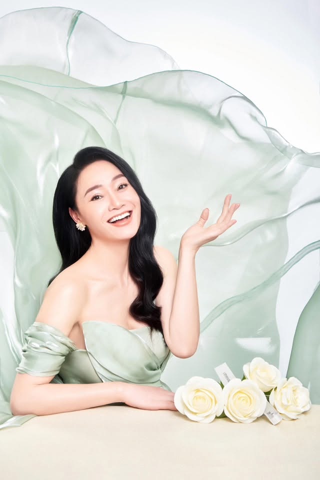 Vẻ đẹp rực rỡ ở đời thực của 'mẹ chồng' - NSƯT Qu&aacute;ch Thu Phương - Ảnh 9.