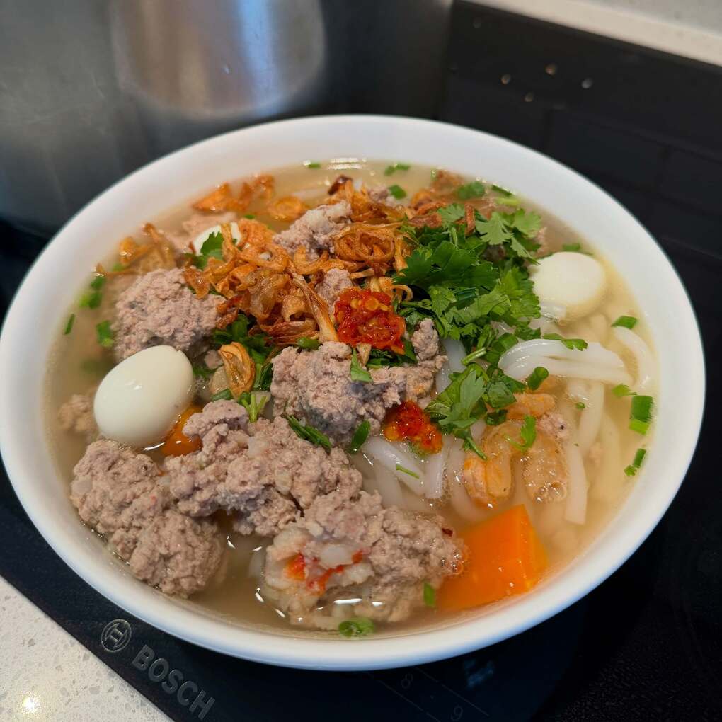 Tăng Thanh H&agrave; nấu b&aacute;nh canh đ&atilde;i gia đ&igrave;nh cuối tuần: M&oacute;n ăn d&acirc;n d&atilde; đầy t&igrave;nh thương - Ảnh 1.