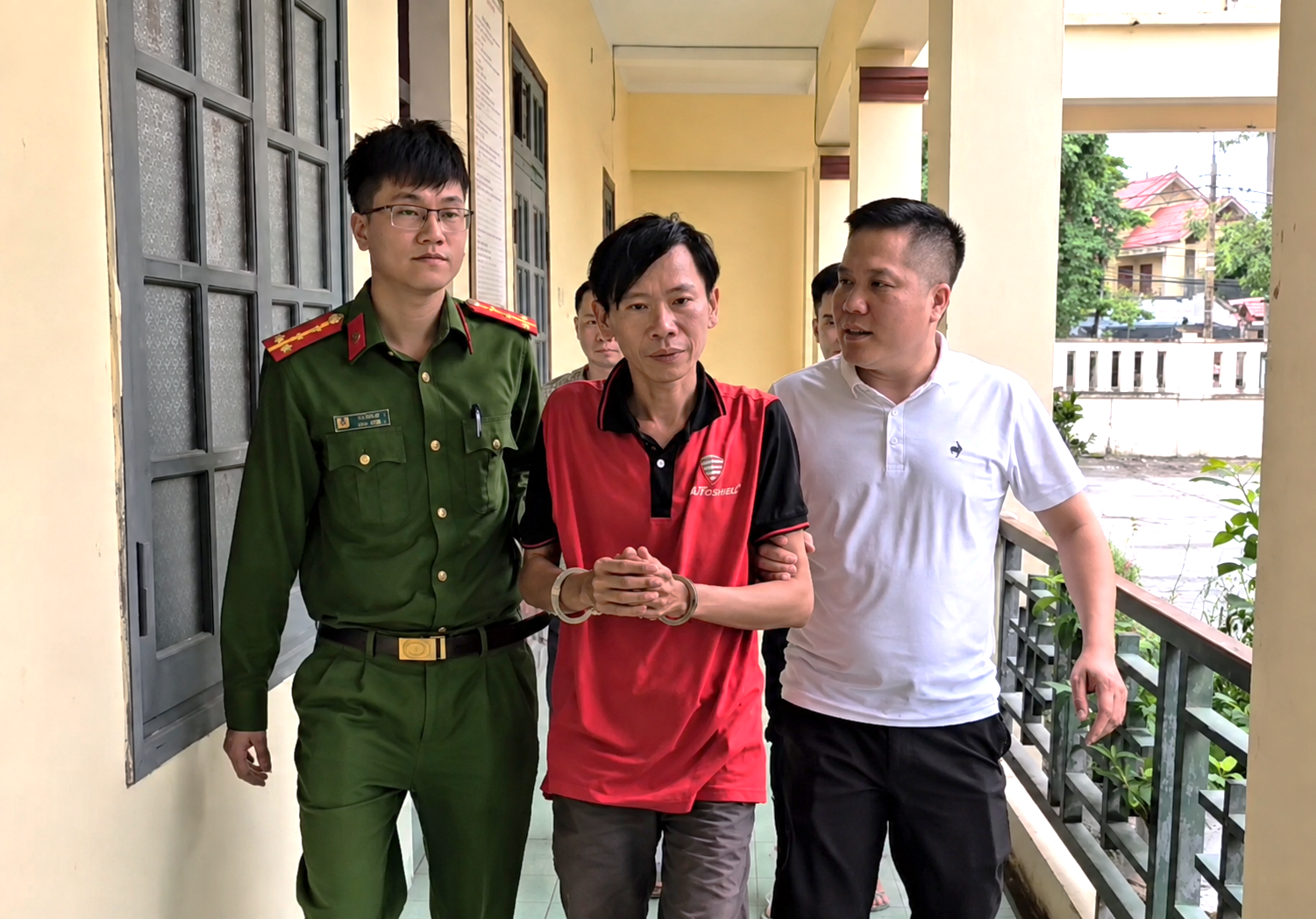 Bắt đối tượng ch&eacute;m vợ, mẹ vợ rồi thay t&ecirc;n, trốn truy n&atilde; hơn 5 năm- Ảnh 1.