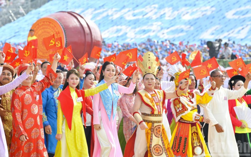 Con g&aacute;i H'Hen Ni&ecirc;, MC Thanh Mai c&ugrave;ng d&agrave;n sao Việt g&acirc;y ch&uacute; &yacute; trong ng&agrave;y vui đất nước - Ảnh 1.